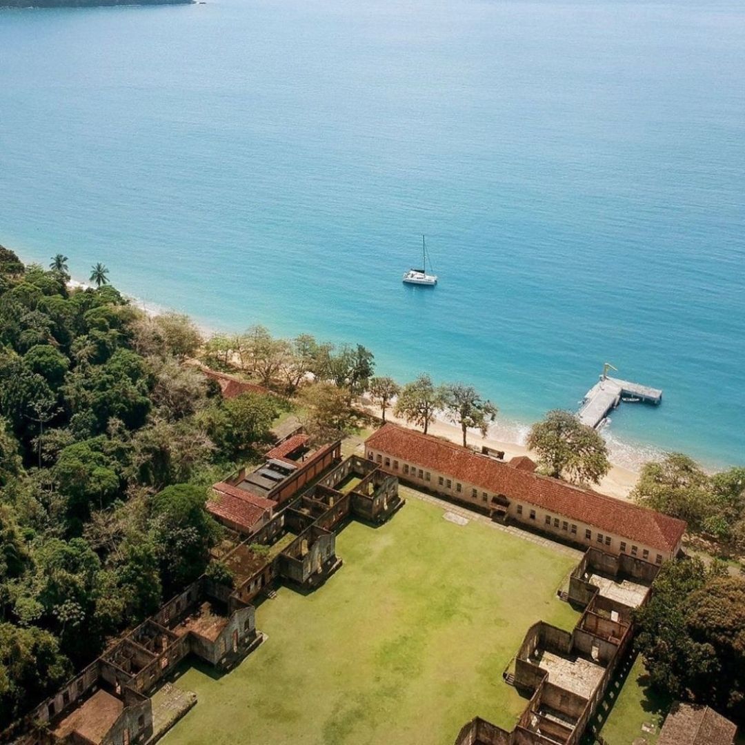 PASSEIO DE ESCUNA + ILHA ANCHIETA E PRAIA 7 FONTES - Ubatuba